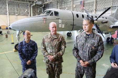 取材に応じる統合幕僚監部の石巻義康運用部長（左）とジョスト在日米軍司令官（中央）ら＝７日午後、東京・米軍横田基地