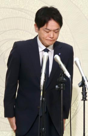 　記者団の取材に応じ、頭を下げる山中竹春横浜市長＝７日午後、横浜市役所