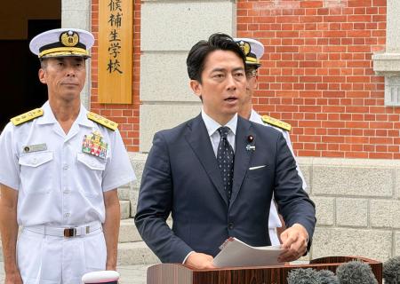 広島県江田島市で記者団の取材に応じる小泉防衛相＝７日午後