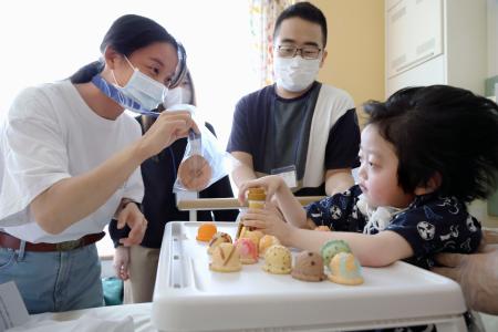 小児病棟を訪れ、患者と触れ合う高木美帆さん（左端）＝７日午後、東京都世田谷区（提供元が名札に画像加工しています）