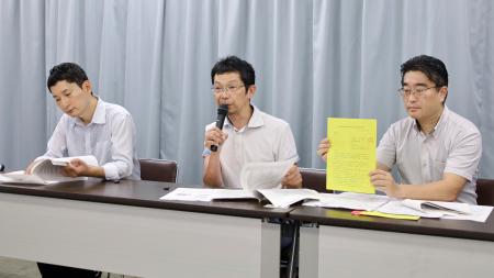 記者会見する全国市民オンブズマン連絡会議の浜嶌将周弁護士(中央)=7日午後、名古屋市