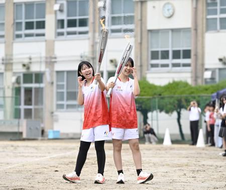 　名古屋市立前津中で行われた、愛知・名古屋アジア大会の聖火リレー。生徒たちがトーチを手にポーズをとった＝７日午後