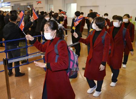 ２０２４年２月、パリ五輪アジア最終予選のため、羽田空港に到着したサッカー北朝鮮女子代表の選手ら