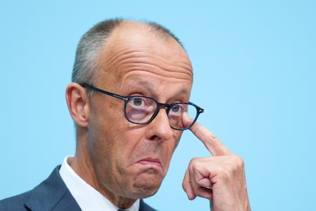 ７日、記者会見で話すドイツのメルツ首相＝ベルリン（ゲッティ＝共同）