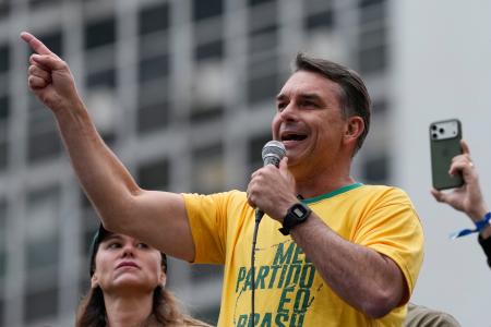 ７日、ブラジル・サンパウロで開かれた集会で演説するボルソナロ氏（ＡＰ＝共同）