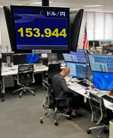 一時1ドル=153円台後半を付けた円相場を示すモニター=8日午前、東京都港区の外為どっとコム