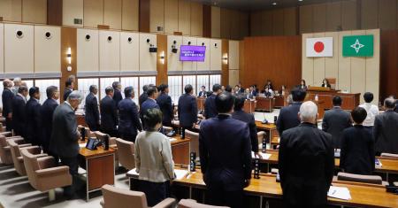 盛岡市議会本会議で山崎智樹市議の辞職勧告決議に起立で賛成する議員＝８日午前