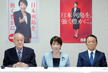 自民党の役員会に臨む（左から）鈴木幹事長、高市首相、麻生副総裁＝８日午前、東京・永田町の党本部
