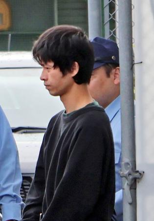 送検されるファム・カオ・リエン・コン容疑者=8月14日、埼玉県警狭山署