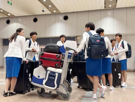 愛知・名古屋アジア大会に出場するため、経由地となる北京の空港に到着した北朝鮮の選手ら＝８日（共同）