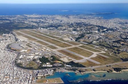沖縄県の米軍嘉手納基地＝２０２３年（共同通信社機から）　