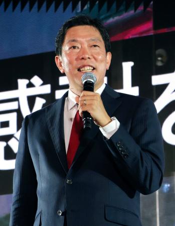 札幌市長選への立候補を正式表明する荒井優元衆院議員＝８日午後、札幌市