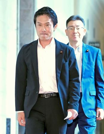 中道改革連合の執行役員会に向かう小川代表＝８日午前、国会