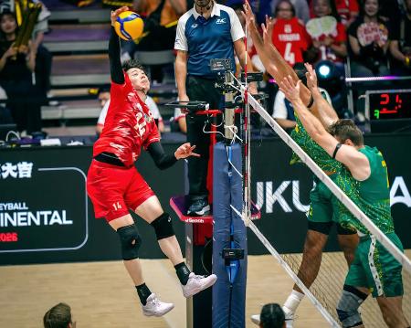 １次リーグのオーストラリア戦でスパイクを放つ石川（左）＝北九州市立総合体育館（Ｖｏｌｌｅｙｂａｌｌ　Ｗｏｒｌｄ提供）