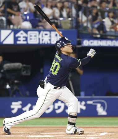 １０回ヤクルト２死一、三塁、赤羽が右翼線に決勝打となる２点二塁打を放つ＝横浜
