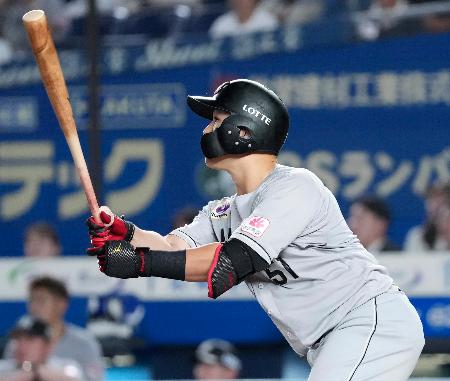 ９回ロッテ１死一、二塁、山口が右中間にサヨナラの二塁打を放つ＝ＺＯＺＯマリン