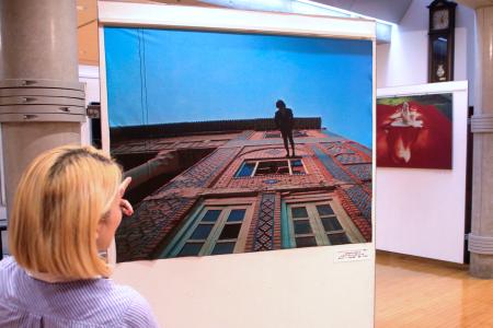 寺山修司記念館の企画展「７０’ｓイラン革命前夜の蜃気楼」で展示されている写真＝７月、青森県三沢市