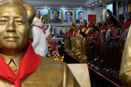 土産物店に掲げられた毛沢東と中国の習近平国家主席の肖像画＝８日、中国湖南省韶山市（共同）