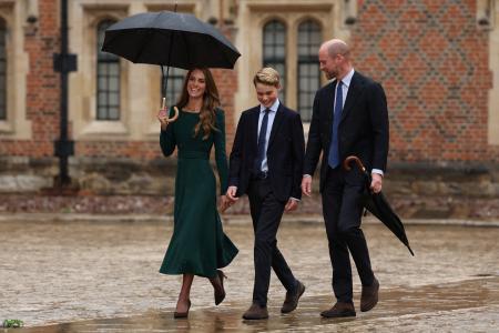 ８日、ロンドン郊外のイートン校に到着した（右から）ウィリアム皇太子、ジョージ王子、キャサリン妃（ＡＰ＝共同）
