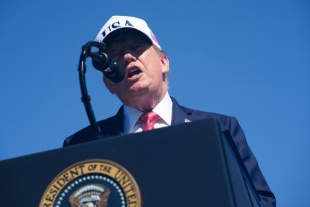 米ワシントンでのイベントで演説するトランプ米大統領＝８日（ゲッティ＝共同）