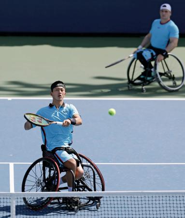 車いすの部男子ダブルス１回戦でプレーする小田凱人（手前）、グスタボ・フェルナンデス組＝ニューヨーク（ＵＳＴＡ／ゲッティ＝共同）