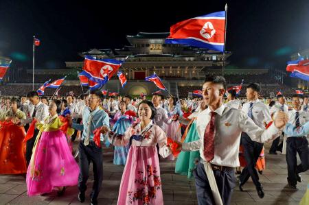 北朝鮮建国７８年を祝う記念行事に参加する市民ら＝８日、平壌（共同）