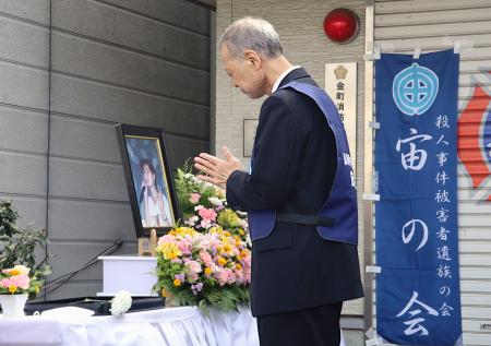 上智大生殺害事件から３０年となり、現場の自宅跡地で手を合わせる父小林賢二さん＝９日午前、東京都葛飾区