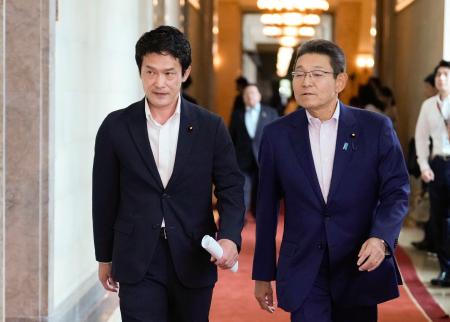 中道改革連合の全議員懇談会に向かう小川代表(左)と笠浩史氏=9日午前、国会