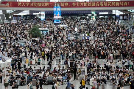 多くの旅行客で混み合う高速鉄道の駅＝８月、中国浙江省杭州市（共同）