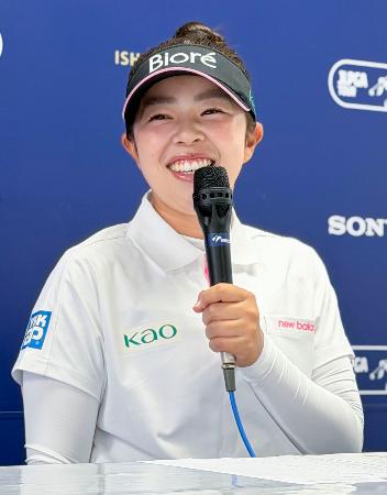 記者会見で意気込みを語る山下美夢有＝９日、片山津ＧＣ
