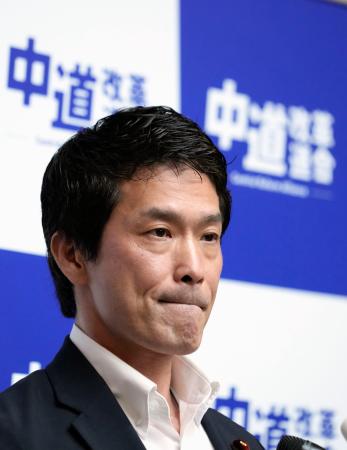 党分裂を正式決定した臨時常任幹事会を終え、記者会見する中道改革連合の小川代表＝９日午後、国会