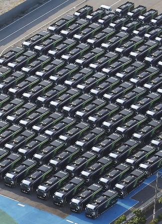 大阪・関西万博で導入したＥＶモーターズ・ジャパン製の電気自動車バス＝５月、大阪市城東区