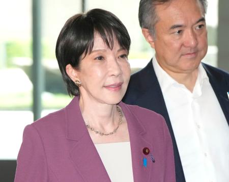 首相官邸に入る高市首相＝９日午前