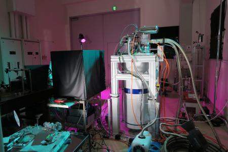 富士通が公開した量子コンピューターの試作機＝８日午後、神奈川県厚木市