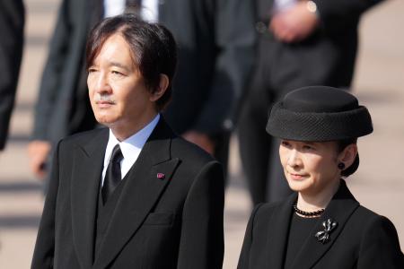 　９日、ノルウェー前国王ハラルド５世の葬儀に到着した秋篠宮ご夫妻＝オスロ（ゲッティ＝共同）