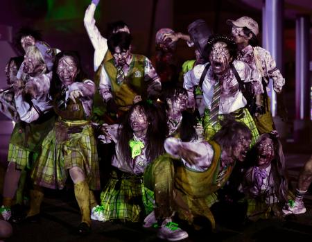 報道陣に公開されたＵＳＪのハロウィーンイベント「ストリート・ゾンビ」＝９日夜、大阪市