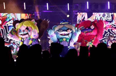 　報道陣に公開されたＵＳＪのハロウィーンイベントに登場したクマのゾンビ「ハミクマ」＝９日夜、大阪市