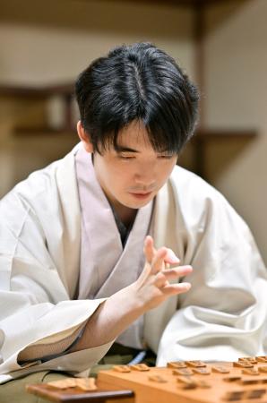 将棋の第６７期王位戦７番勝負第６局で伊藤匠二冠に勝利し、対局を振り返る藤井聡太王位＝９日午後、神奈川県秦野市
