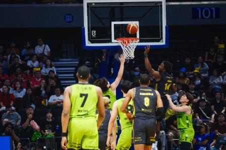 フィリピンの首都マニラで開催されたバスケットボールのBリーグ、レバンガ北海道―群馬クレインサンダーズ戦=9日、マニラ(共同)