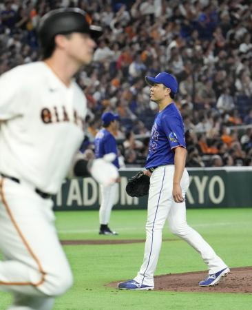 ３回、巨人・ダルベック（手前）に本塁打を浴びた中日・大野＝東京ドーム