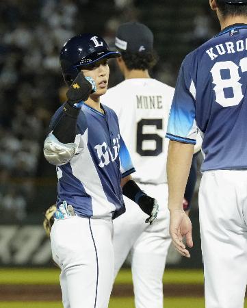 ４回、走者一掃の三塁打を放ち、ガッツポーズする西武・滝沢＝ほっともっと神戸