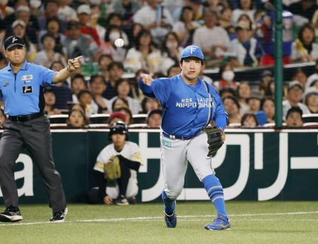 　４回ソフトバンク２死一、二塁、正木のゴロを一塁へ悪送球する日本ハムの三塁手有薗。追加点を許す＝みずほペイペイドーム