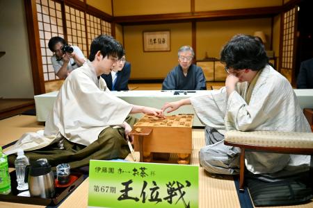 　将棋の第６７期王位戦７番勝負第６局を終え、対局を振り返る藤井聡太王位（左）と伊藤匠二冠＝９日午後、神奈川県秦野市