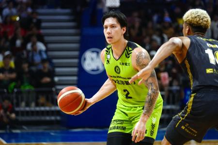 フィリピンの首都マニラで行われたバスケットボールのBリーグ、群馬クレインサンダーズ戦でプレーするレバンガ北海道のフィリピン代表、ドワイト・ラモス=9日、マニラ(共同)