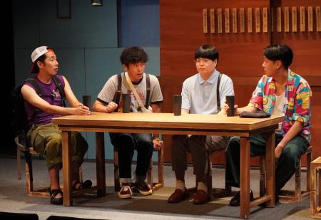 演劇ユニット「メトロンズ」の舞台に出演する(左から順に)「しずる」の池田一真、純