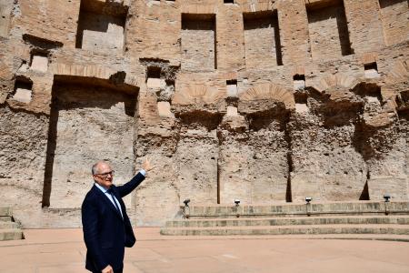 　トラヤヌス浴場で半円形の建造物を案内するローマのグアルティエーリ市長＝８日、イタリア・ローマ（共同）