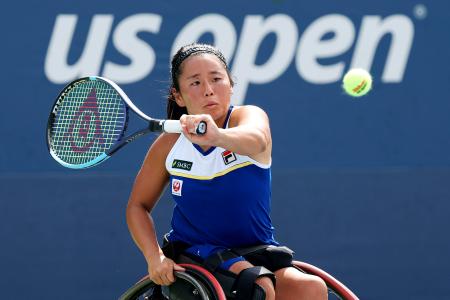 車いすの部女子シングルス1回戦でプレーする上地結衣=ニューヨーク(ゲッティ=共同)