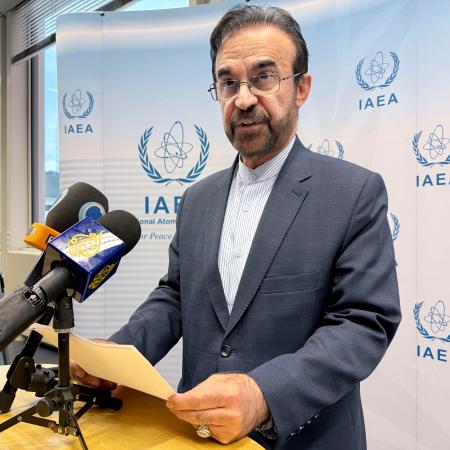 ＩＡＥＡ定例理事会で決議案が採択された後、記者団に声明を読み上げるイランのナジャフィＩＡＥＡ担当大使＝９日、ウィーン（共同）