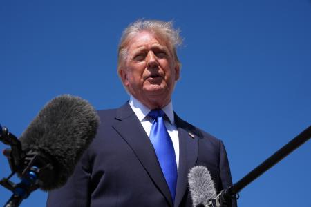 記者団と話すトランプ米大統領＝９日、米メリーランド州（ＡＰ＝共同）