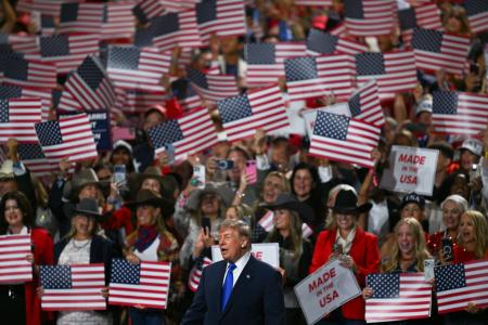 米テキサス州ダラスで開かれた共和党大会のステージに登場したトランプ大統領=9日(ゲッティ=共同)